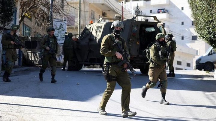 القدس : الاحتلال يقتحم بيت عزاء الشهيد الطفل خالد الزعانين ويعتقل شابا