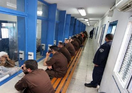 الصليب الأحمر: المعتقلون الفلسطينيون أشخاص محميون ولهم الحق في التواصل مع أسرهم