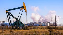 مخاوف الإمدادات تصعد بأسعار النفط لأعلى مستوى في 7 أشهر