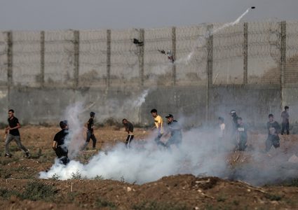 إصابات إثر تفريق الاحتلال تظاهرة قرب السياج الفاصل بغزة
