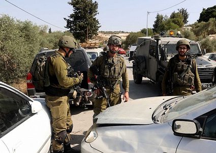 الاحتلال يعتقل ثلاثة شبان من رام الله بينهم أسير محرر