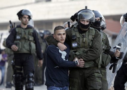 الاحتلال يعتقل شابين وفتاة من المسجد الاقصى