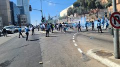 إصابة عناصر من شرطة الاحتلال إثر مواجهات مع طالبي لجوء إريتريين