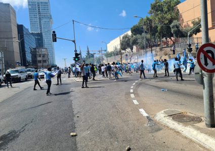 إصابة عناصر من شرطة الاحتلال إثر مواجهات مع طالبي لجوء إريتريين