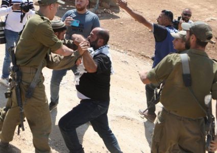 الخليل: الاحتلال يعتدي على المواطنين في مسافر يطا