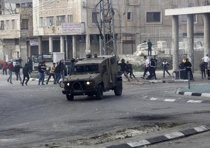 رام الله :اندلاع مواجهات مع الاحتلال في سلواد وإغلاق مدخل برقا