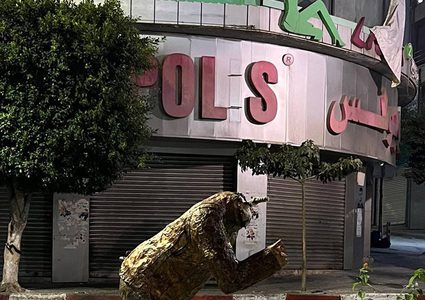 مجهولون يحطمون مجسمات "صانعو الجمال"