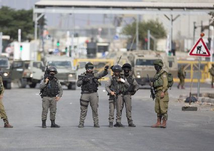 رام الله: قوات الاحتلال تنصب حاجزاً عسكرياً  بين قريتي عين عريك ودير بزيع