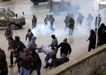 إصابة عشرات الطالبات بالاختناق إثر مهاجمة قوات الاحتلال لمدرسة في بيت أمر