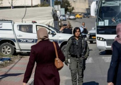 بتسيلم تكشف: مجندات إسرائيليات يجبرن خمس فلسطينيات على خلع ملابسهن في الخليل