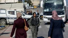 بتسيلم تكشف: مجندات إسرائيليات يجبرن خمس فلسطينيات على خلع ملابسهن في الخليل