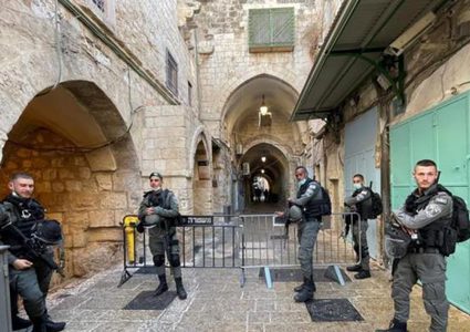 الاحتلال يعتقل مواطنا قرب باب الخليل بالقدس المحتلة