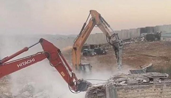 الاحتلال يهدم منازل ومنشآت في بلدة عناتا
