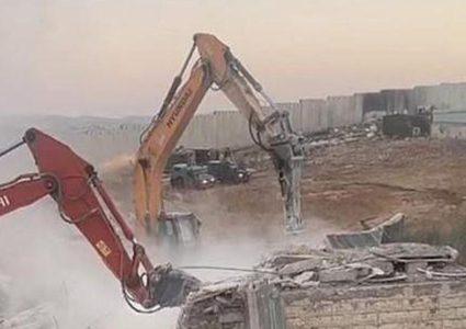 الاحتلال يهدم منازل ومنشآت في بلدة عناتا