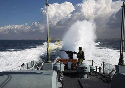 زوراق الاحتلال تعتدى على الصيادين ومراكبهم شمال غزة