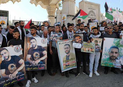 وفد من هيئة الأسرى ونادي الأسير في زيارة دعم لعائلة المعتقل كايد الفسفوس