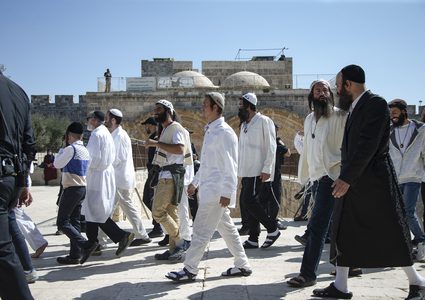 مستوطنون يؤدون طقوسا تلمودية قرب أحد أبواب المسجد الأقصى