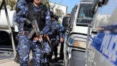 المؤسسة الأمنية تبدأ التحقيق بقيام عدد من عناصرها بتصوير مواطن بعد القبض عليه