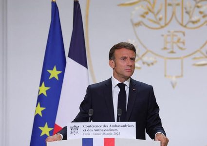 ماكرون: إعادة انتشار القوات الفرنسية في النيجر لن تتقرر إلا بطلب من بازوم