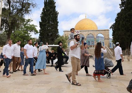 عشرات المستوطنين يقتحمون المسجد الاقصى