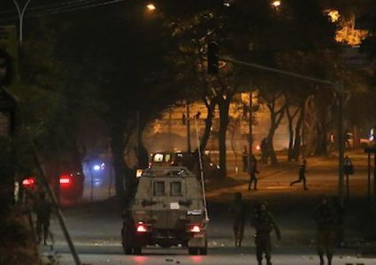 الخليل: إصابات بالاختناق خلال مواجهات مع الاحتلال في مخيم العروب