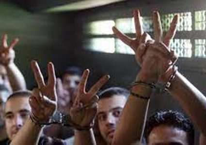 ثلاثة أسرى يواصلون إضرابهم المفتوح عن الطعام