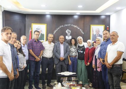 هيئة الجدار والاستيطان تكرم طالبتين من جامعة النجاح عن مشروعهما التخرج