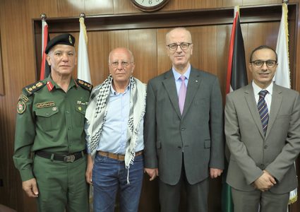 النجاح تكرم الأسير المحرر كريم يونس و تمنحه منحة دراسة الدكتوراه في التاريخ