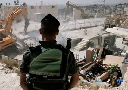 الاحتلال يهدم محلا تجاريا في جبل المكبر
