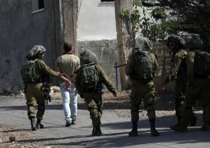 الاحتلال يعتقل أربعة شبان ويسرق مبلغا ماليا في قلقيلية