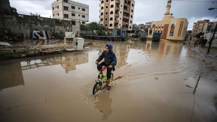 غرق عشرات المنازل وإغلاق طرق بفعل الأمطار الغزيرة في قطاع غزة