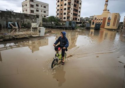 غرق عشرات المنازل وإغلاق طرق بفعل الأمطار الغزيرة في قطاع غزة