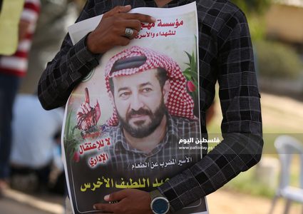 الأسير ماهر الأخرس يعلّق إضرابه عن الطعام