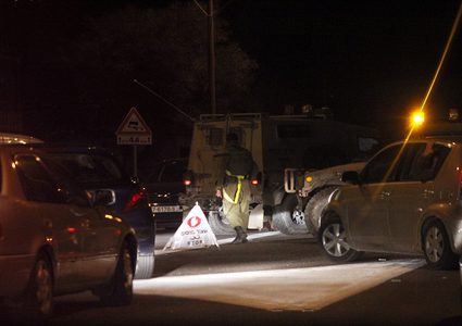 الاحتلال ينصب حاجزاً عسكرياً في جبل الرحمة بالخليل