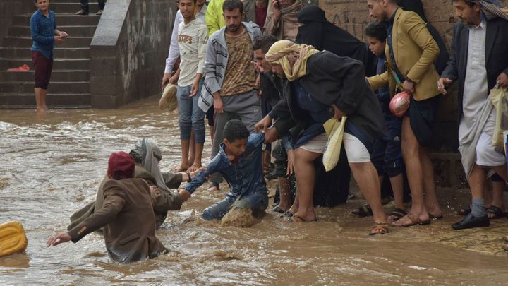 مصرع سبع نساء ورجل بصواعق رعدية وسيول في اليمن