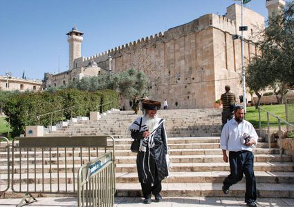 مستوطنون يؤدون طقوسا تلمودية بالحرم الإبراهيمي
