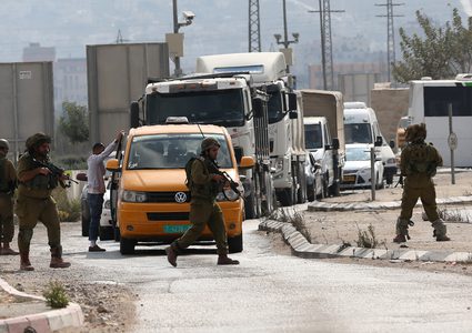 الاحتلال يعتقل مواطنا من طمون على حاجز حوارة جنوب نابلس