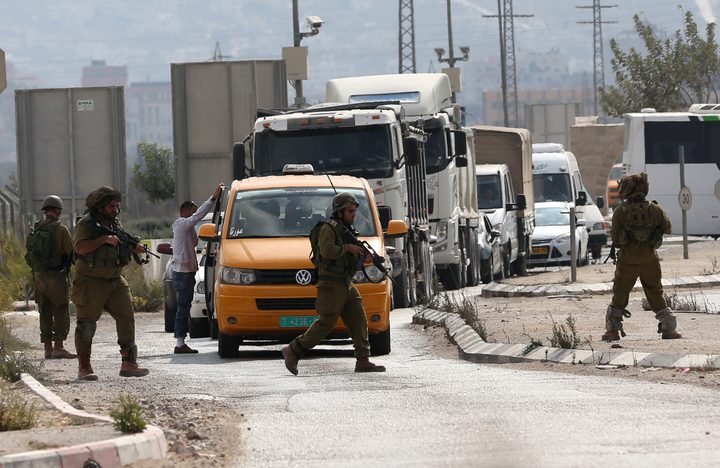 الاحتلال يعتقل مواطنا من طمون على حاجز حوارة جنوب نابلس