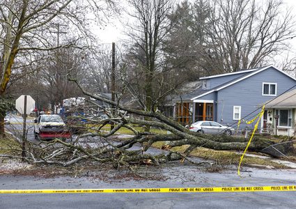 انقطاع الكهرباء عن أكثر من 130 ألف شخص في كندا بسبب الإعصار