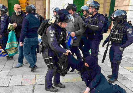 الاحتلال يعتدي على المرابطين بوحشية عند باب السلسلة في الأقصى