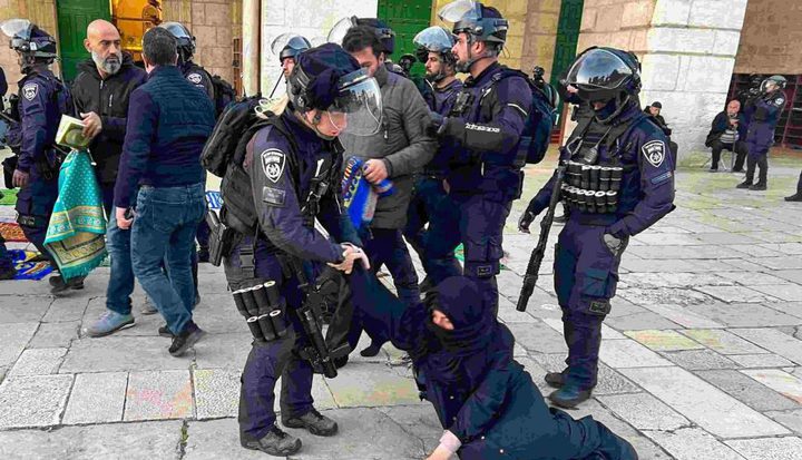 الاحتلال يعتدي على المرابطين بوحشية عند باب السلسلة في الأقصى