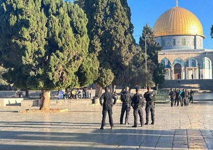 عشرات المستوطنين يقتحمون الأقصى بحماية قوات الاحتلال واعتقال شابين