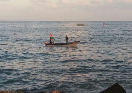 إصابة صيادَين بنيران بحرية الاحتلال في بحر رفح