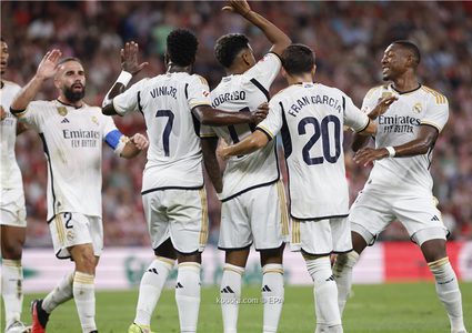 رغم أزمته.. ريال مدريد ينتظر عرض مانشستر يونايتد