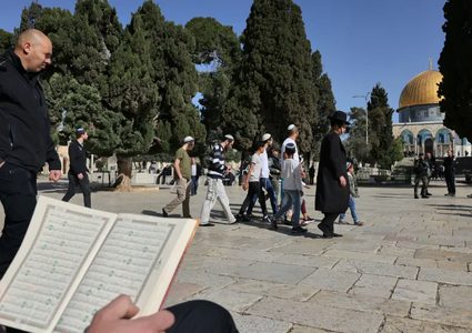 عشرات المستوطنين يقتحمون المسجد الاقصى