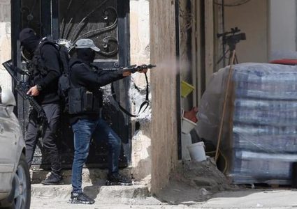 مقاومون يطلقون النار تجاه جنود الاحتلال على حاجز غرب نابلس