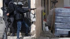 مقاومون يطلقون النار تجاه جنود الاحتلال على حاجز غرب نابلس