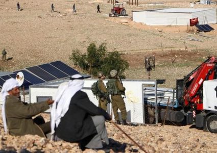 مستوطنون يهدمون خيمة سكنية وحظيرة أغنام جنوب الخليل