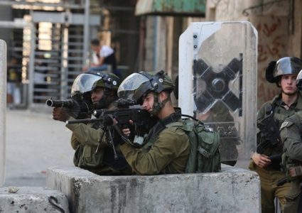 الاحتلال يعتقل مواطنين قرب حاجز عطارة العسكري شمال رام الله