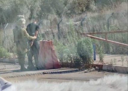 الاحتلال يعتقل الطالب يامن عبد الرزاق أثناء مروره عبر حاجز عناب العسكري